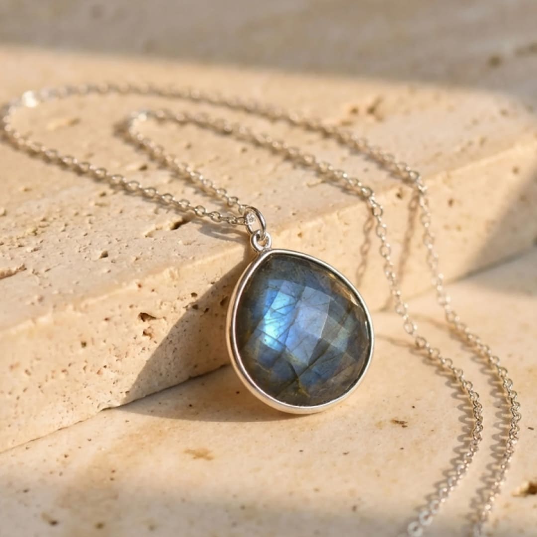 "Elegance" Pendant in Labradorite