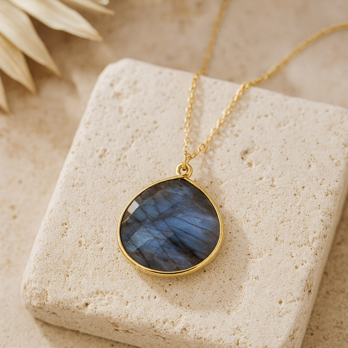 "Elegance" Pendant in Labradorite