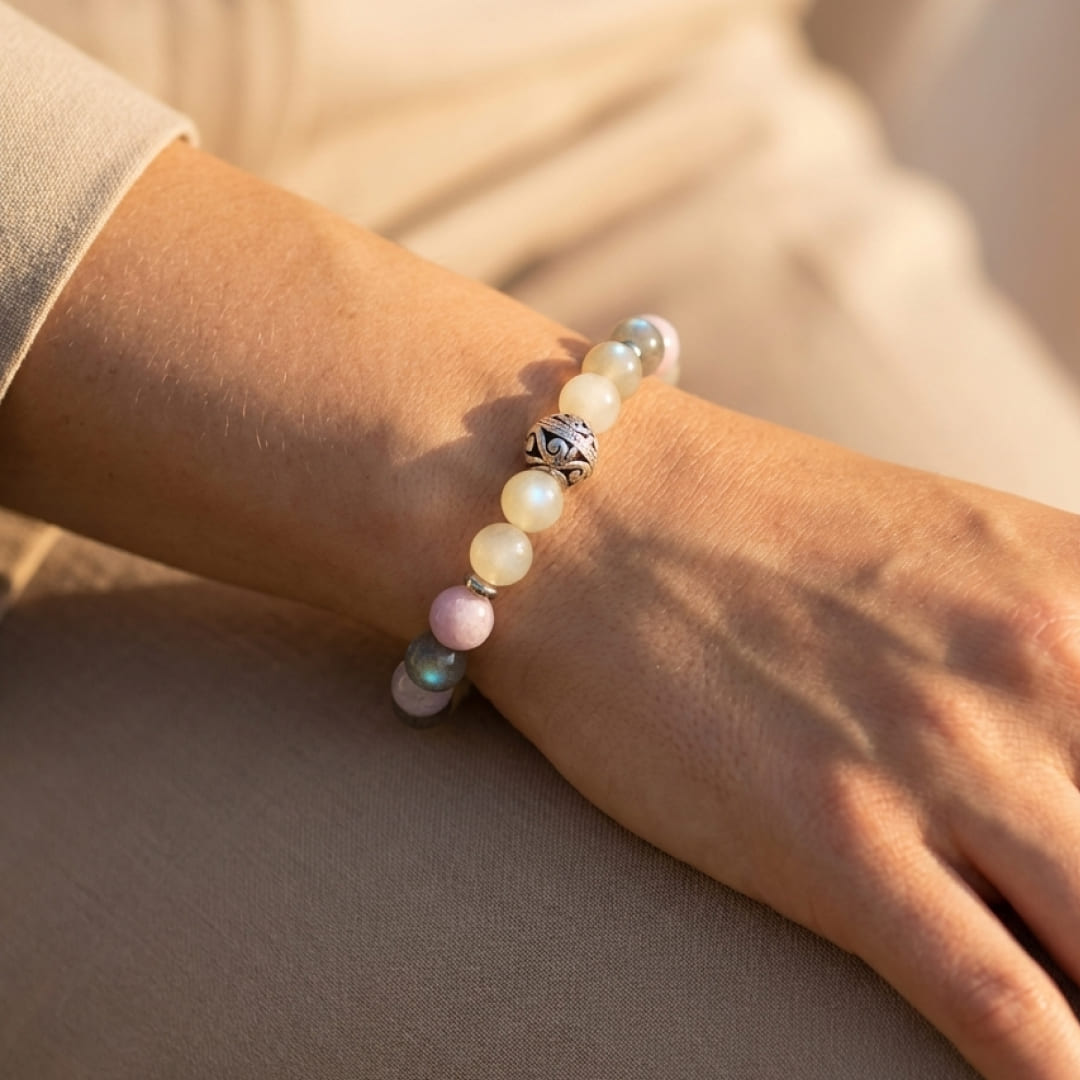 "Feminine Gentleness" Bracelet in Labradorite, Moonstone & Kunzite