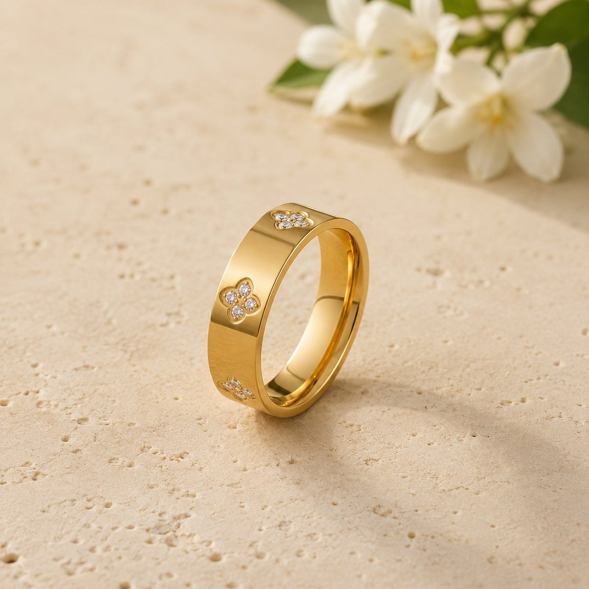 Vittoria Clover Band Ring