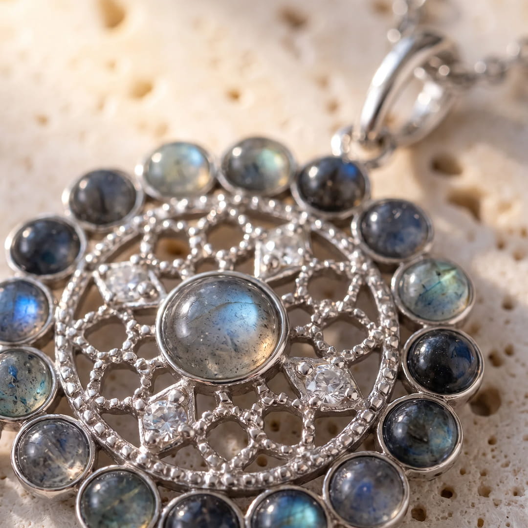 "Boreal Feathers" Pendant in Labradorite