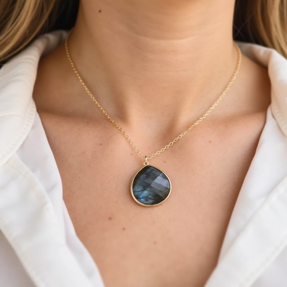 "Elegance" Pendant in Labradorite