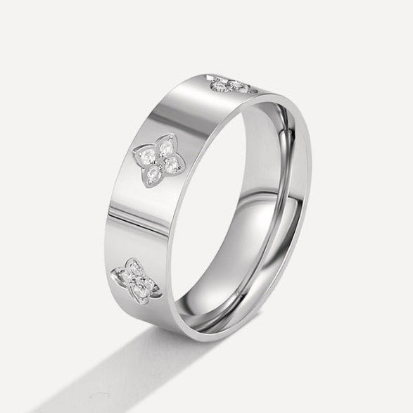 Vittoria Clover Band Ring