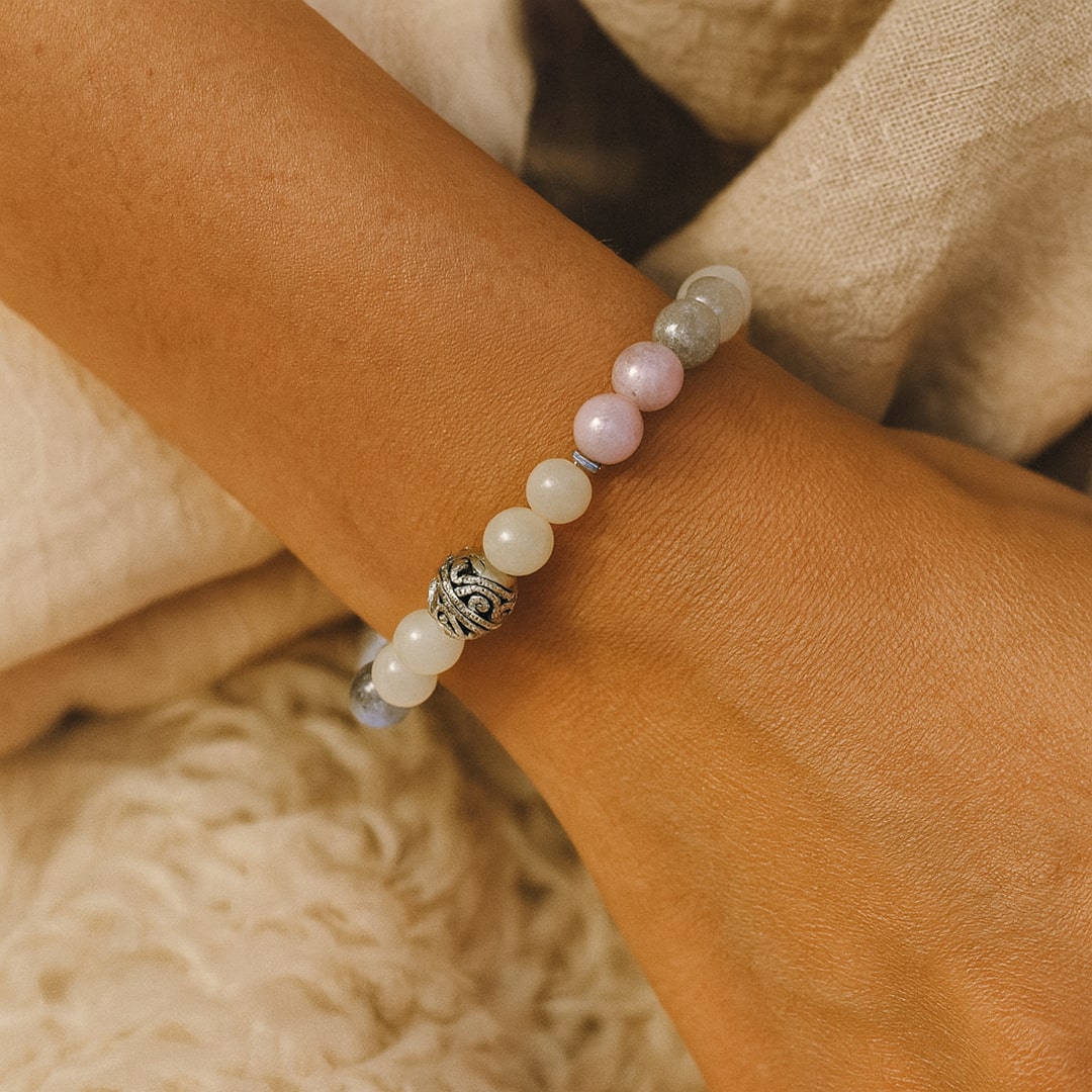 "Feminine Gentleness" Bracelet in Labradorite, Moonstone & Kunzite