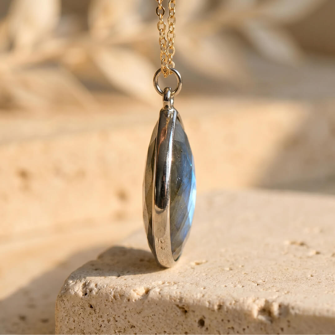 "Elegance" Pendant in Labradorite